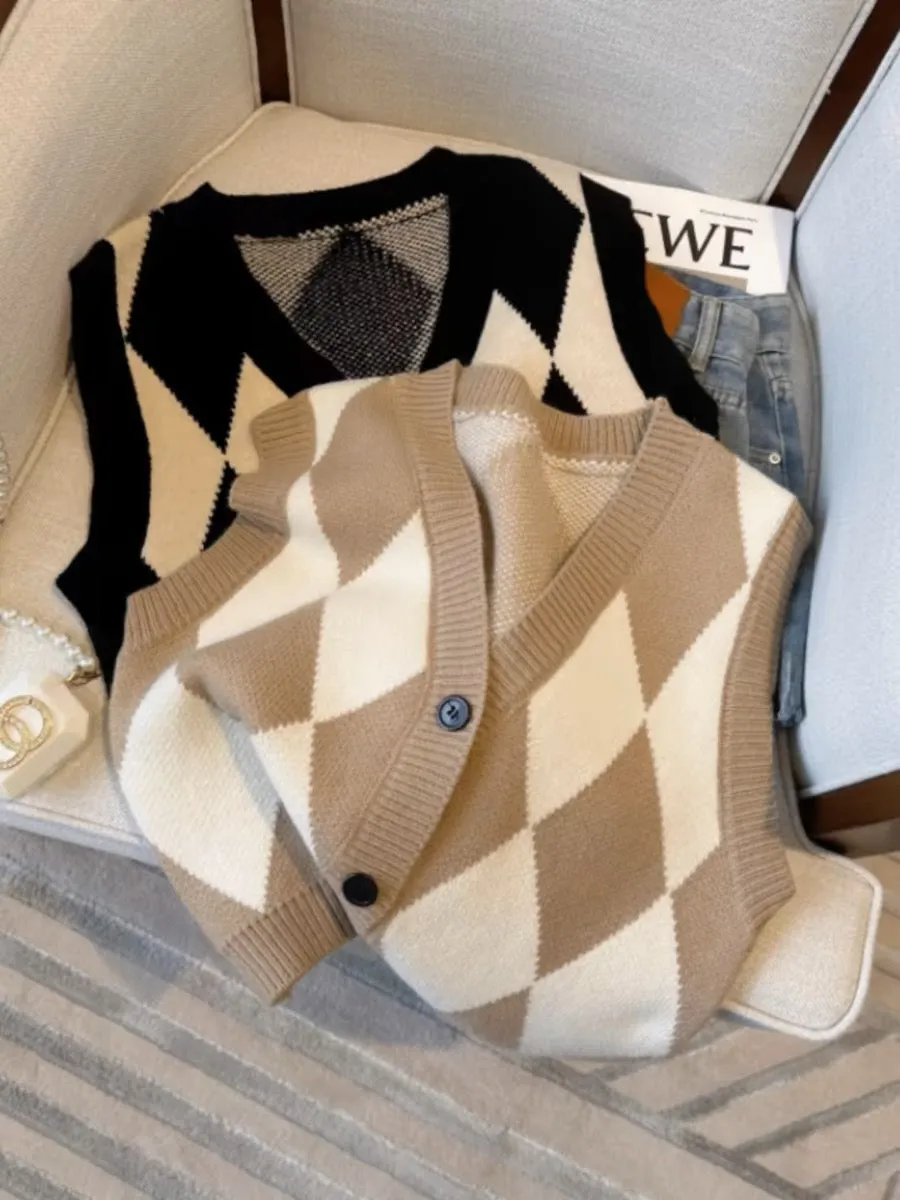 Spring and autumn new style black and white rhombus V-neck knitted cardigan vest for women layered sleeveless vest sweater vest 