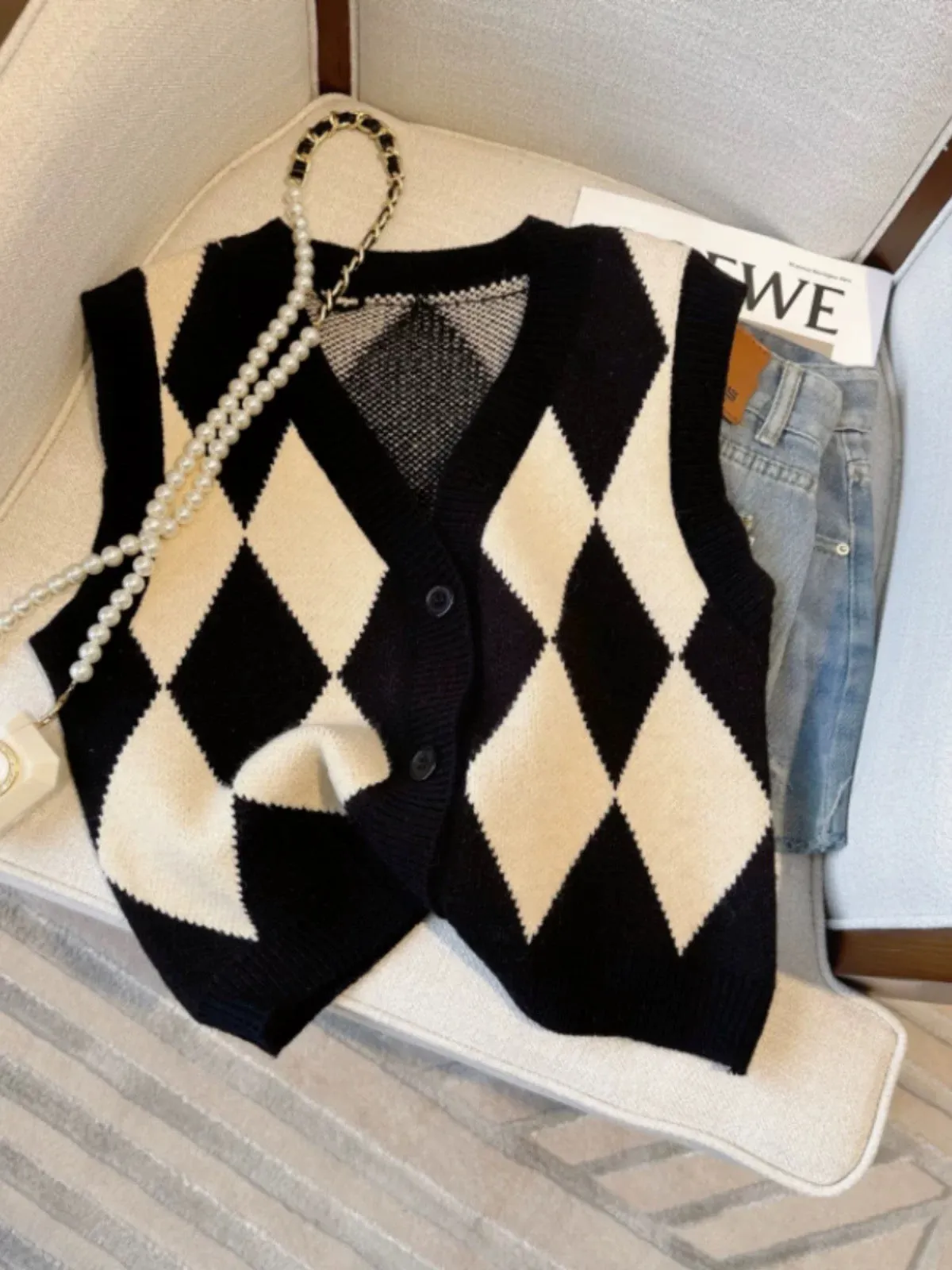 Spring and autumn new style black and white rhombus V-neck knitted cardigan vest for women layered sleeveless vest sweater vest 