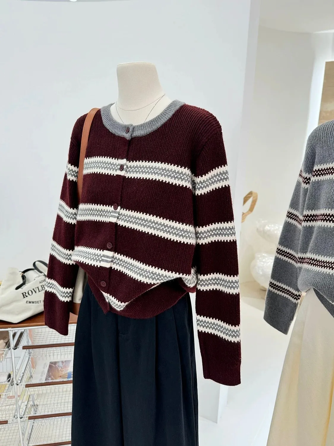 Xiaoxiangfeng Korean style autumn and winter high-end striped color matching soft and waxy warm loose buttoned knitted sweater w